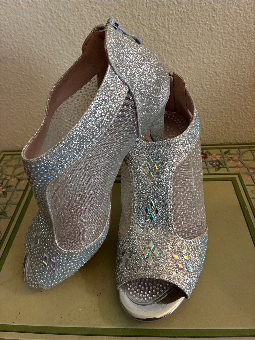 Delicacy Silver Glitter Open-Toe Sandals with Crystal Accents